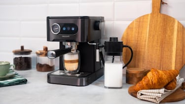Prepara dos cafés a la vez e incluye vaporizador y depósito para leche: la cafetera ‘espresso’ con 25.000 valoraciones en Amazon