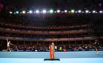 La británica Emma Raducanu juega un partido de exhibición contra la rumana Elena-Gabriela Ruse en el ATP Champions Tour que se disputa en el emblemático Royal Albert Hall de Londres. Sin duda un escenario majestuoso, como se puede contemplar en la imagen.