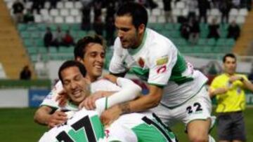 <b>PIÑA. </b>Los jugadores del Elche se abrazan tras el primer gol del equipo, materializado por Saúl.