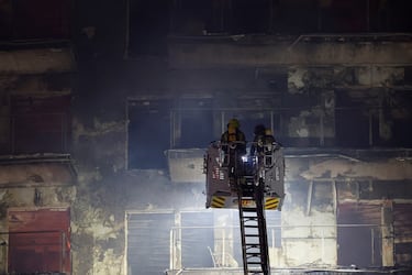 Bomberos trabajando sin descanso durante toda la noche.
