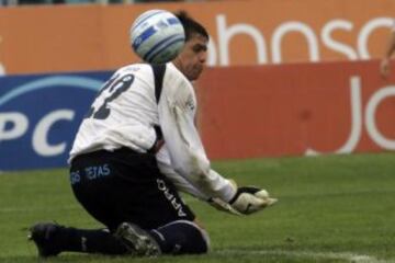 Carlos Tejas, el polémico arquero, fue tercer portero de Chile en Francia '98 y bicampeón con Cobreloa en 2003. Quizás sus problemas extrafutbolísticos le impidieron arribar a un grande.