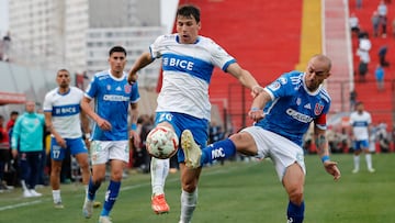 Futbol, Universidad Catolica vs Universidad de Chile.
Fecha 28, campeonato Nacional 2024.
El jugador de Universidad de Chile Marcelo Diaz, derecha disputa el balon con Gonzalo Tapia de Universidad Catolica durante el partido de primera division realizado en el estadio Santa Laura U SEK,Santiago Chile.
19/10/2024
Felipe Zanca/Photosport
Football, Universidad Catolica vs Universidad de Chile.
28th round, 2024 National Championship.
Universidad de Chile's player Marcelo Diaz right vies for the ball against Gonzalo Tapia of Universidad Catolica during a first division match at the Santa Laura U SEK stadium, Santiago Chile.
19/10/2024
Felipe Zanca/Photosport