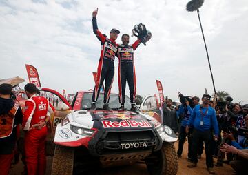 El piloto catarí Nasser Al-Attiyah y su copiloto, el francés Mathieu Baumel, celebran su triunfo en la categoría de coches. El piloto catarí Nasser Al-Attiyah ganó su quinto título de piloto del Rally Dakar y el segundo consecutivo, después de que la icónica prueba de resistencia terminara en Dammam, Arabia Saudí.