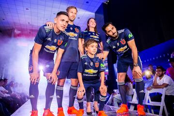 La U presenta camiseta que rememora el azul del '94