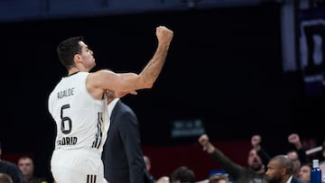 Alberto Abalde celebra una acción frente al Dubái Basketball.
