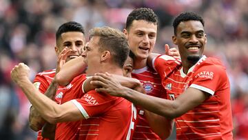 Los jugadores del Bayern celebran uno de los goles de su equipo ante el Schalke.