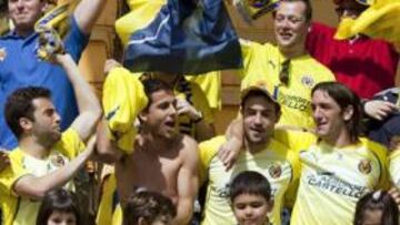 <b>ILUSIÓN. </b>Rossi, Nilmar, Mario, Gonzalo y Ruben jalean al público.