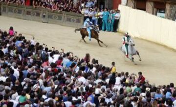 En Siena, desde mediados del siglo XVII, se celebra esta carrera de caballos a pelo con la intención de ganar el Palio, una bandera de seda que representa la Virgen con el Niño.