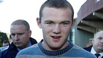 <b>ÍDOLO. </B>Wayne Rooney firma autógrafos en las puertas de Old Trafford.