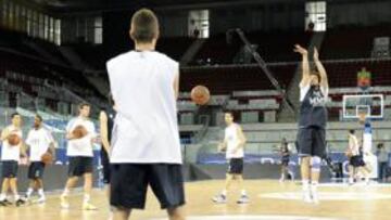 <b>PREPARADO. </b>Sergio Llull, lesionado en la rodilla izquierda, se entrenó ayer en la Caja Mágica y está listo para la batalla final ante el Power.