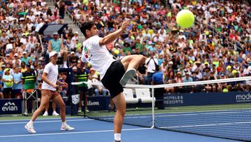 Carlos Alcaraz, en una exhibición de dobles con Iga Swiatek en el Kids Day del US Open.