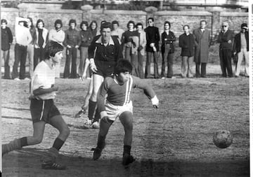 Empezó a jugar en Villa Fiorito y con nueve años llegó a Argentinos Juniors. Su equipo fue apodado 'Los Cebollitas'
