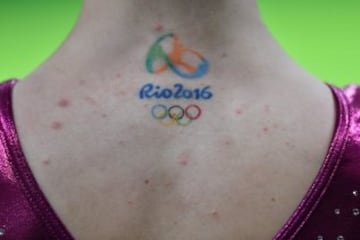 Irina Sazonova de Islandia muestra unos anillos olímpicos en su cuello durante un entrenamiento de gimnasia artística 