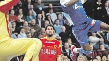 <b>VUELO SIN MOTOR. </b>Abalo despega ante la mirada de Juanín García mientras Barrufet intenta una parada. El portero español se lesionó.