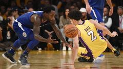 Patrick Beverley y Lonzo Ball pugnan por un bal&oacute;n.