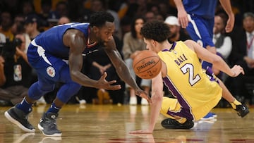 Patrick Beverley y Lonzo Ball pugnan por un bal&oacute;n.