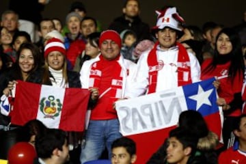 CA008. CONCEPCIÓN (CHILE), 03/07/2015.- Aficionados peruanos animan antes del partido Perú-Paraguay, por el tercer y cuarto puesto de la Copa América de Chile 2015, en el Estadio Municipal Alcaldesa Ester Roa Rebolledo de Concepción, Chile, hoy 3 de junio de 2015. EFE/Carlos Succo