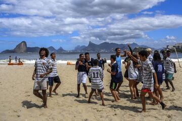 Robert Malengreau, fundador de la ONG UmRio, imparte clases de rugby a los jóvenes de la favela de Morro do Castro, en Niteroi, Río de Janeiro. Apoyando así a los más pequeños de las comunidades afectadas por el crimen y la violencia, para que puedan acce