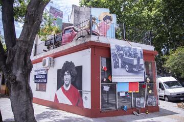   La paternal, un barrio en pleno centro de Buenos Aires, es donde ese sitúa la 'Casa de Dios'. Argentinos Juniors regaló a Maradona por la firma de su primer contrato en 1978 una casa en dicho barrio. Diego estuvo viviendo únicamente dos años pero aún se mantiene intacta desde aquellos tiempos. Actualmente, y tras la suerte del astro argentino, se ha convertido en un museo en honor al '10'. 