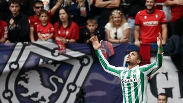 PAMPLONA, 19/10/2024.- El delantero brasileño del Betis Vitor Roque celebra tras anotar el 0-1 durante el encuentro correspondiente a la décima jornada de LaLiga entre el Osasuna y el Betis en El Sadar, Pamplona, Navarra, este sábado. EFE/ Jesús Diges