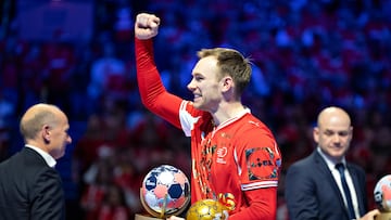 Mathias Gidsel con el premio de maximo goleador,