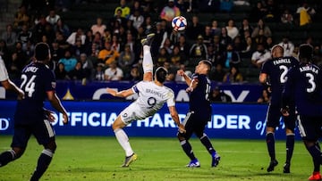 Zlatan Ibrahimovic volvi&oacute; a paralizar la MLS con un golazo de chilena en el partido entre LA Galaxy y NE Revolution en donde el sueco super&oacute; a toda la defensa.