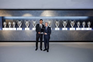 Jude Bellingham posa con el presidente del Real Madrid, Florentino Pérez, delante de todas las Copas de Europa conseguidas.