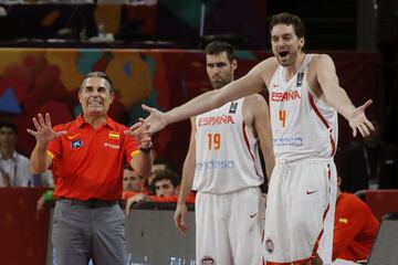 El seleccionador español Sergio Scariolo,  y los jugadores Fernando San Emeterio y Pau Gasol.