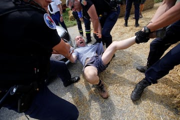 Protests and tear gas in the 16th stage of the Tour de France