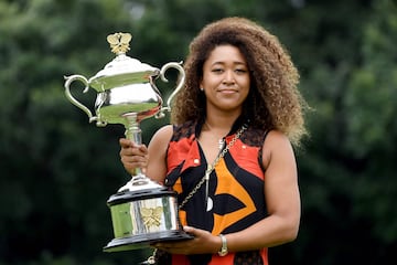 La tenista japonesa ha posado ante los medios gr¨¢ficos con el trofeo del Open de Australia. Naomi Osaka se proclam¨® campeona tras vencer por 6-4 y 6-3 en 71 minutos a Jennifer Brady en la final del Open de Australia.