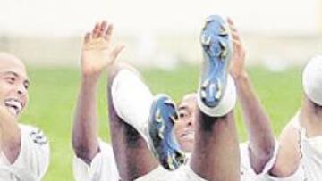 <b>CONTROVERSIA. </b>Ronaldo, Robinho y Roberto Carlos celebraron así el segundo gol que el ariete marcó en el estadio de Mendizorroza.
