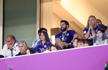 Antonella Roccuzzo, pareja sentimental de Lionel Messi, vivió el duelo de Argentina frente a Países Bajos desde el palco del Lusail Iconic Stadium. Celebró y sufrió como todos los albicelestes.