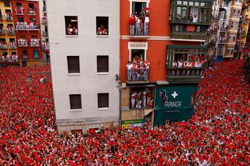 Ambiente en la Plaza Consistorial, plaza que está situada en el corazón del Casco Antiguo de Pamplona, donde se realiza el Chupinazo.