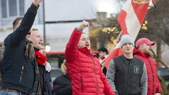 Hinchas del Spartak entonan c&aacute;nticos antes del partido contra el Athletic.