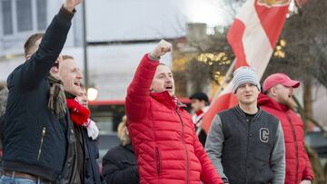 Hinchas del Spartak entonan cánticos antes del partido contra el Athletic.