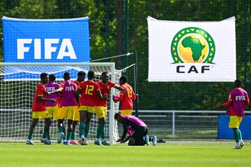 Los jugadores de Guinea celebran la clasificación para los Juegos Olímpicos tras el pitido final.