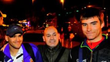 <b>OPTIMISMO. </b>El Zaragoza llegó ayer a Santander en autobús a las 20:00 horas liderado por el goleador chileno Suazo. El equipo se hospedó en el hotel Palacio del Mar.