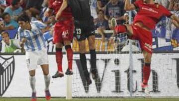 <b>REPARTO DE PUNTOS. </b>Caballero, muy acertado toda la noche, despeja un balón.