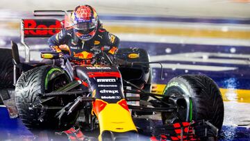 Max Verstappen baj&aacute;ndose del Red Bull tras su accidente en Singapur.