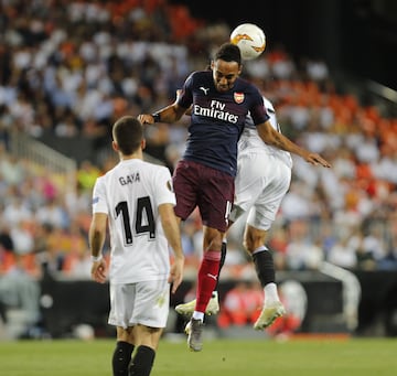 Con el triunfo 2-4 en Mestalla, Arsenal sentenció la serie 7-3 sobre Valencia para clasificar a la final de la Europa League, en la que enfrentará al Chelsea. Finales europeas con cuatro clubes ingleses.