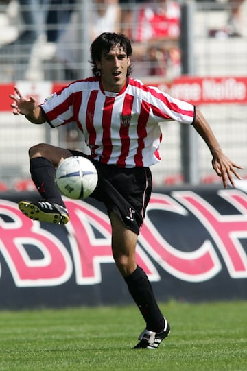 Formado en las categor赤as inferiores del Athletic Club, jug車 con el primer equipo en dos etapas diferentes: desde 1999 hasta 2002 y entre 2005 y 2008. Defendi車 los colores del Osasuna entre 2003 y 2005.