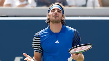 El tenista griego Stefanos Tsitsipas se lamenta durante su partido ante Dominic Stricker en el US Open 2023.