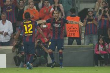3-1. SAndro celebra el tercer gol con Rafinha.