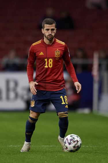 Ha sido de lo mejorcito del Valencia en una temporada mala de su equipo. Puede jugar tanto en el lateral como en el medio. Muy rápido y hábil. Un defensa con vocación ofensiva.