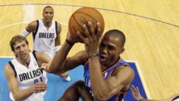 <b>A TODA MÁQUINA. </b>Westbrook supera la defensa de los Mavericks.