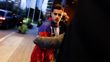 El jugador del Barcelona, Phillipe Coutinho, llegando al reconocimiento m&eacute;dico.