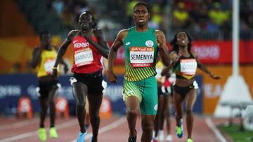 La sudafricana Caster Semenya vence en la final de 800 metros de los Juegos de la Commonwealth que se celebran en Gold Coast.