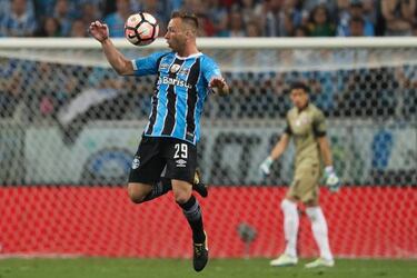 Brazilian youngster Arthur and Barcelona reach agreement