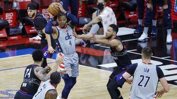 El p&uacute;blico tir&oacute; palomitas a Westbrook cuando se retiraba lesionado. Los Sixers dominaron el segundo asalto y viajan a Washington con media serie en el bolsillo.