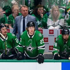 Why is Stars coach Rick Bowness stepping down?